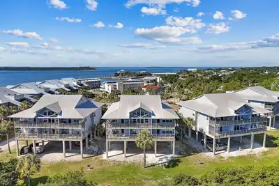 Image de 3 Pelicans - Waterfront Condo w Pool & Boat Trailer Parking
