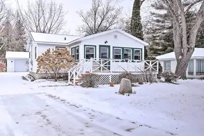 Image de Green Lake Vacation Home w\/ Screened Porch!