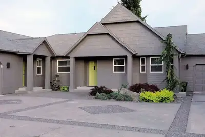 Image de Newly remodeled, sleeps 6, with private backyard! Close to Walla Walla, Wa