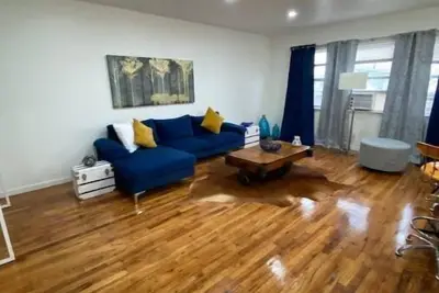 Image de Newly renovated 2 bedroom open concept apartment B