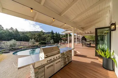 Image de Luxury Estate – Views, Pool, 100 Yard Golf Hole