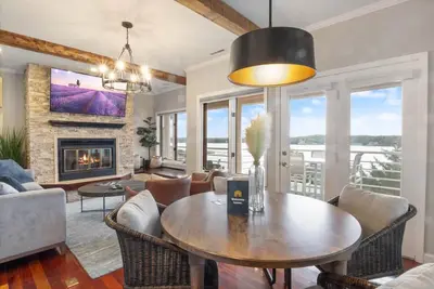 Image de Lovely lakeside condo with pool, tennis court, fireplace, & washer/dryer