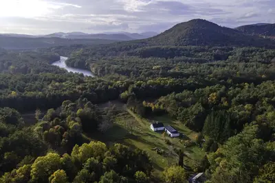 Image de Experience rural bliss near historic Lake George with a six bdm mountain sunset