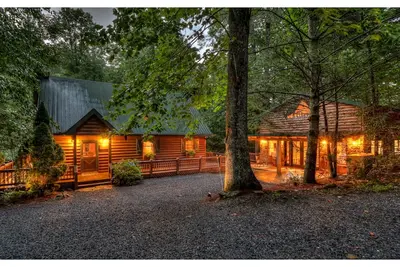 Image de Directly on Big Creek\/Hot Tub\/Game Room\/Outdoor Living Space\/ Remote\/True Cabin