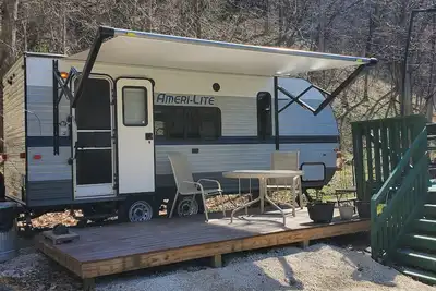 Image de Camper next to a waterfall!