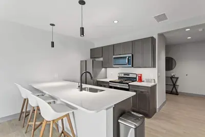 Image de 175 Lex - Spacious Two Bedroom! Walkable Downtown!