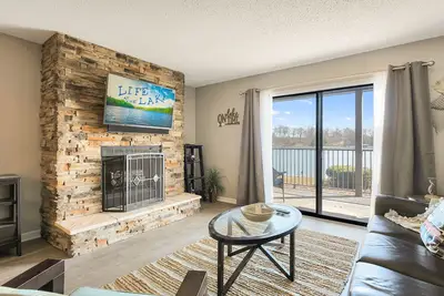 Image de Gorgeous Updated Condo - Incredible view, no stairs from patio to lakefront/dock