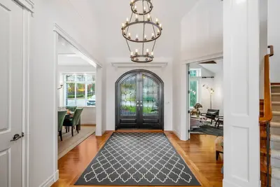 Image de Beautiful 5 Bedroom + 5. 5 Bath executive home in quiet S. Surrey neighbourhood