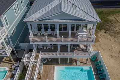 Image de Hobbs Realty - “Paws for Joy” | Pet-Friendly Home w/ Elevator & Private Heatable Pool