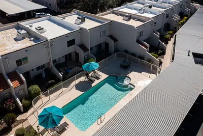 Image de Escape to the Scottsdale Old Town Haven: a cozy 2-bedroom retreat with garden views.