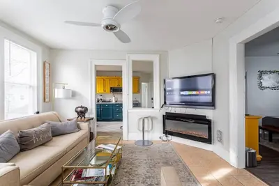Image de Modern + Spacious 5br/2ba Home, Renovated Backyard