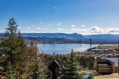 Image de Spectacular Lake & Mountain Views, near Wineries, minutes to downtown Kelowna!