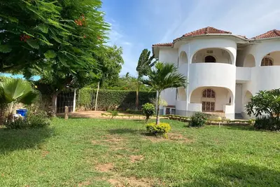 Image de Captivating 1-Bed Apartment, with a nice garden
