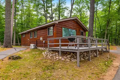 Image de Snowy lake-view cabin with fireplace, full kitchen, Tv, dock, & Dvd player