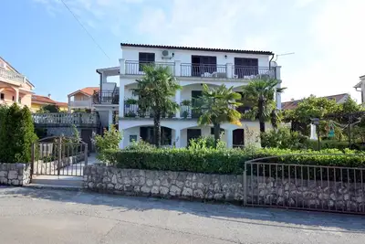 Appartement de trois chambres avec la terrasse et la vue sur le mer Njivice, Krk (A-20474-a)