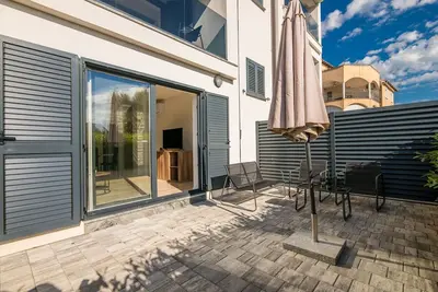 Image de Appartement de trois chambres avec la terrasse Malinska, Krk (A-20484-a)