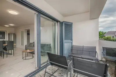Image de Appartement de trois chambres avec la terrasse et la vue sur le mer Malinska, Krk (A-20484-c)
