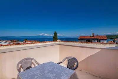 Appartement de trois chambres avec la terrasse et la vue sur le mer Njivice, Krk (A-20487-a)
