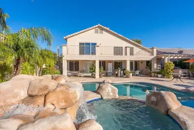 Image de Beautiful sunset Lakehouse with with amazing views and heated pool and jacuzzi!