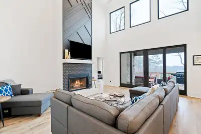 Image de Luxury Mountain Retreat, in & outdoor fireplaces, deck, & spectacular mtn views