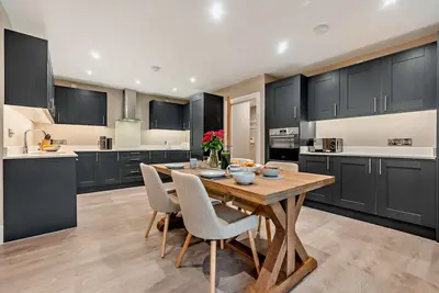 Image de Stylish dog friendly Cotswold holiday apartment in Burford - Riverview