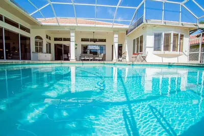 Image de Luxury Retreat 5br Mediterranean Home w/ Heated Pool | Steam Room | Golf Views | Spacious Lanai