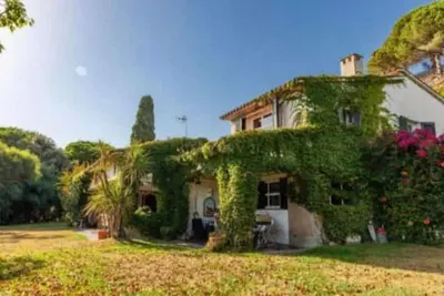 Image de 550 m2 house with swimming pool, porch, barbecue, gardens in a 8, 000 m2 property.