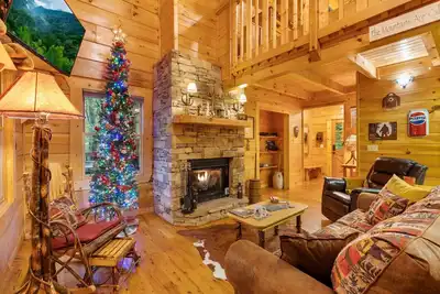 Image de Secluded Bigfoot-Themed Cabin | Hot Tub & Fire Pit