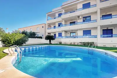 Image de Appartement \"Monduver 2006\" avec vue sur la mer, piscine partagée et terrasse privée.