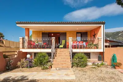 Image de Maison de vacances 'Villetta Delfino' avec vue sur les montagnes, terrasse privée et jardin privé.
