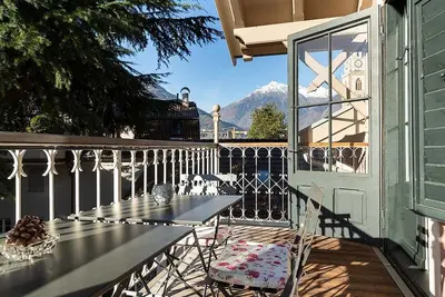 Appartement 'Villa Bergmann Turm Suite' avec vue sur les montagnes, terrasse partagée et Wi-Fi.