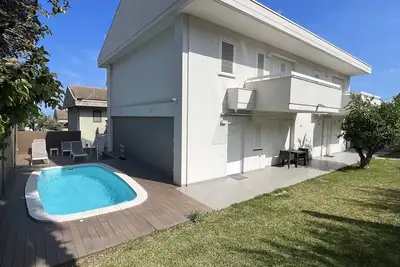 Villa with swimming pool, located a stone's throw from the sea and well served.