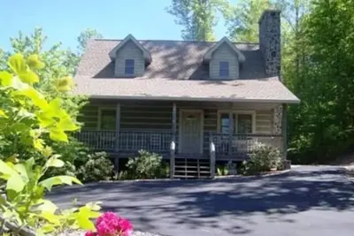 Image de A Day Shadows - Secluded Log Cabin