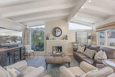 Image de 3874 Mission Fields - Adorable Carmel Custom Home