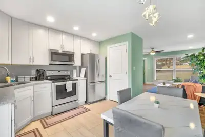 Image de 2br Condo~ Relax or Work Remotely with A+ Location