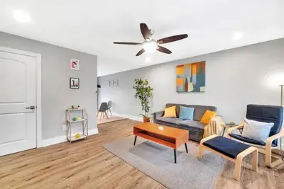 Image de Homey 2br Condo—King Bed—Lovely Location & Parking