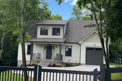 Image de Cottage is located on scenic byway in beautiful bluegrass region of Lexington Ky