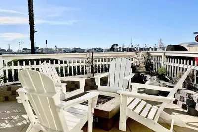 Image de Watch the Sailboats from your Patio, Pet-Friendly, and Kayaks for you!