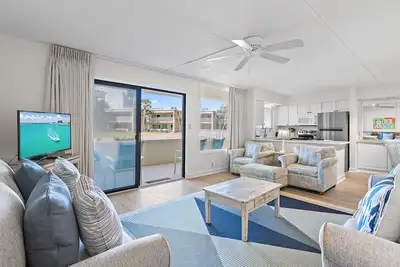 Image de Freshly renovated! Beachfront property!