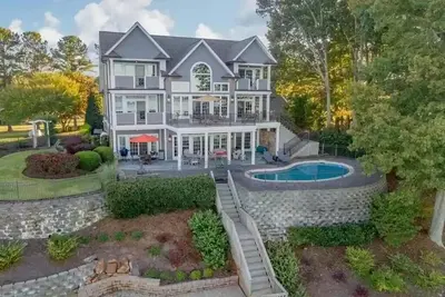 Image de Lakefront, Cozy Charm & Pool. feat. basketball/volleyball, Dock, Kayaks, Firepit