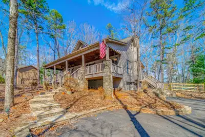 Image de Dog-friendly retreat with hot tub, wood fireplace, pool table, & enclosed yard