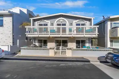 Image de Ground-floor duplex half-block from beach with patio & W/D - dog-friendly
