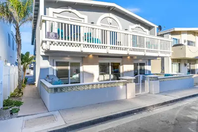 Image de Dog-friendly 2nd-floor duplex near beach with balcony, sunroom, W/D & streaming