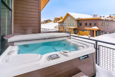 Image de Upscale Modern Mountain Townhome with hot tub, fireplace, private balcony & W/D