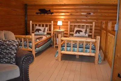 Image de Modern log cabin with a cozy feel along the Clearwater River