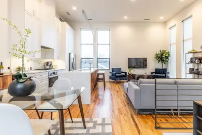 Image de Stylish & Perfectly Located Deluxe 2-Bed Townhome