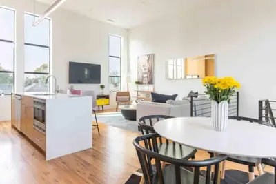 Image de Glamorous Perfectly Located Deluxe 2 Bed Townhome