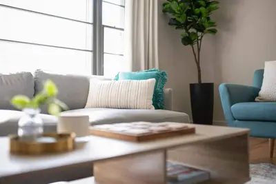 Image de 4223 Acorn · Bungalow w/ hand selected designer finishes