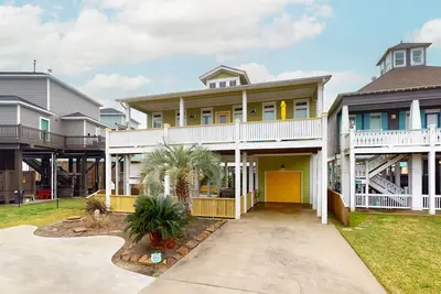 Image de Dog-friendly home near the beach with grill area, outdoor shower, patio, balcony