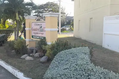 Image de Modern Design T\/House - 5 mins to popular beaches and Kingston